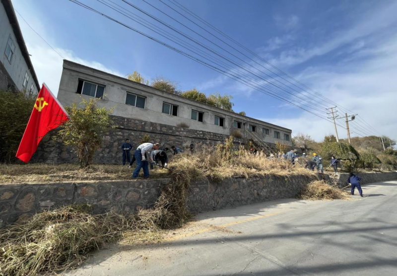 有工投黨員干部、團(tuán)員青年的耕耘那處便是公司最美麗的一角-----物產(chǎn)工投公司開展環(huán)境專項(xiàng)整治主題黨日、團(tuán)日活動(dòng)